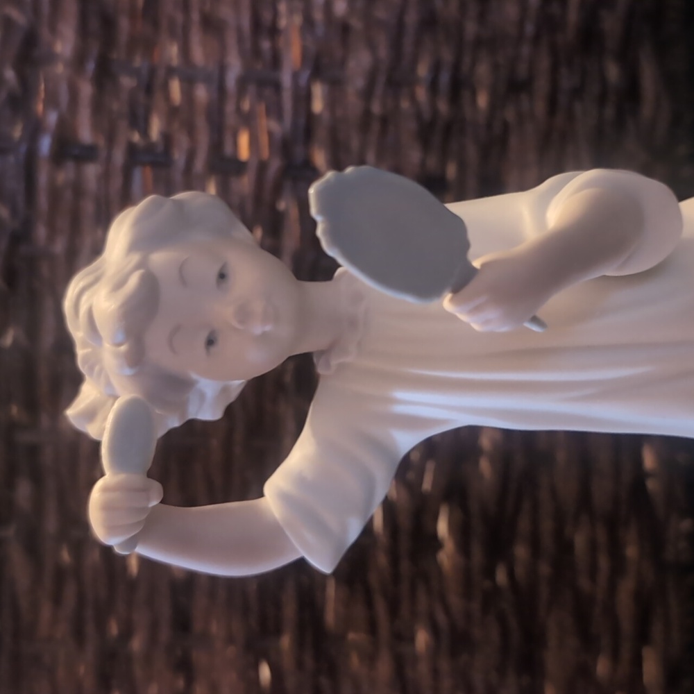 Vintage Lladro, 'Girl with Brush', #1081 RETIRED